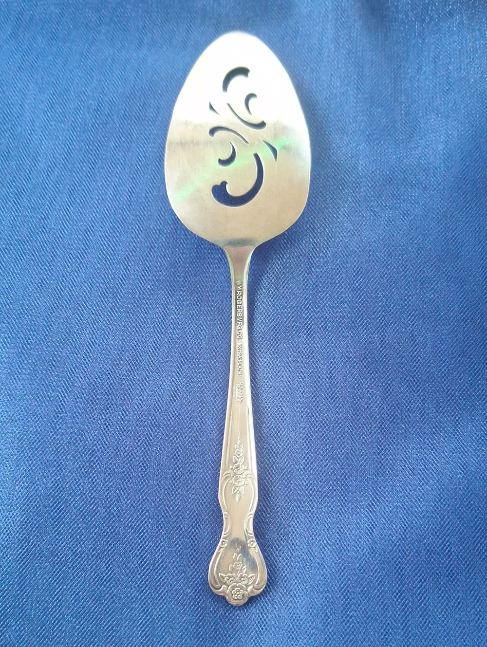 WM Rogers Silver-plated Pierced Cake Server - Classic Floral Handle
